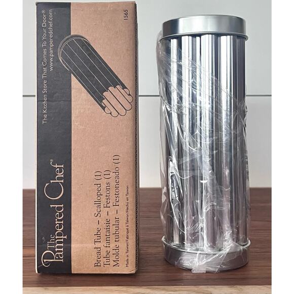 NIB Pampered Chef  Bread Tube Flower #1565 Scalloped - Picture 1 of 5